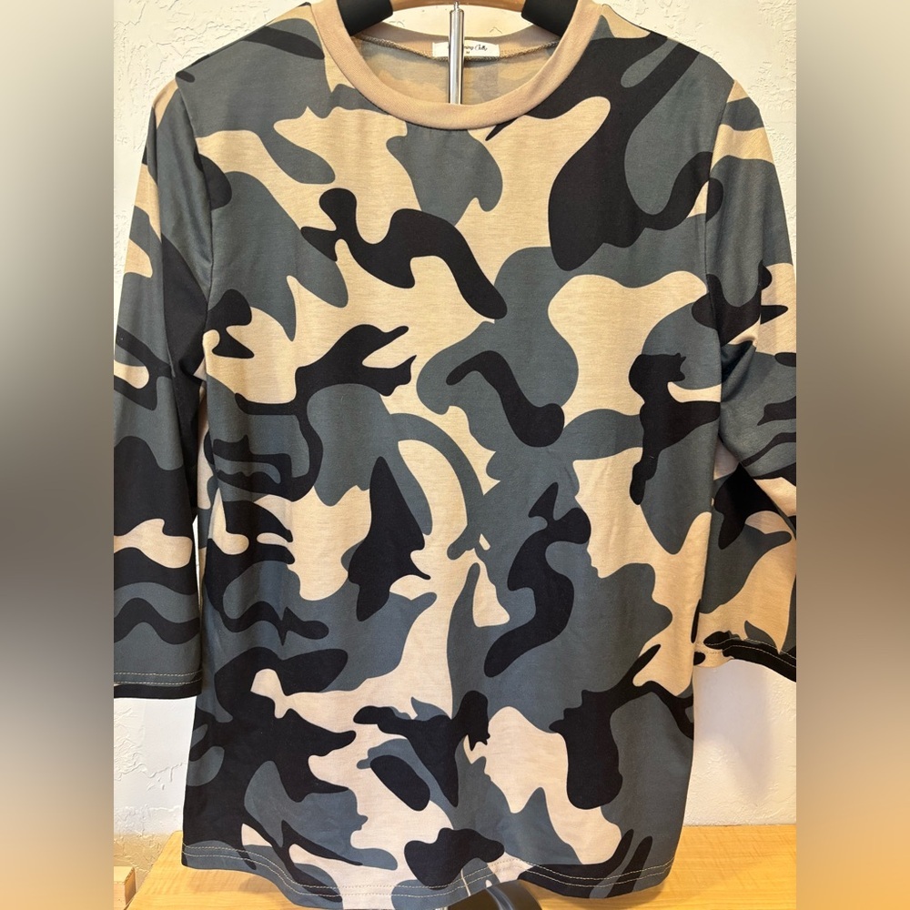 Blooming Jelly Camo Long Sleeve Tee Shirt Medium Crew Neck Casual Top”